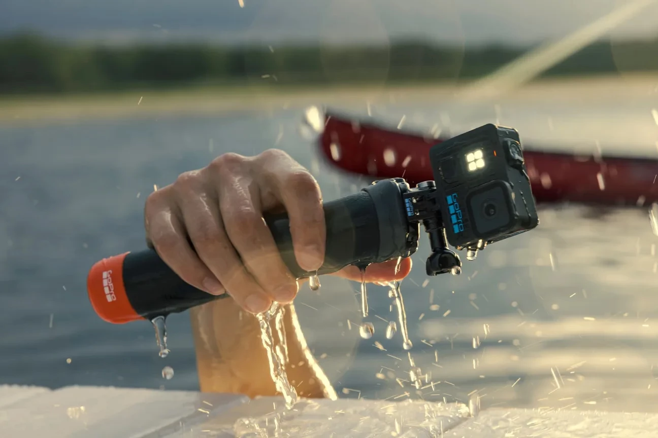 Lit hrdina je vodotěsný bez bydlení až na 16 ft (4,9 m)