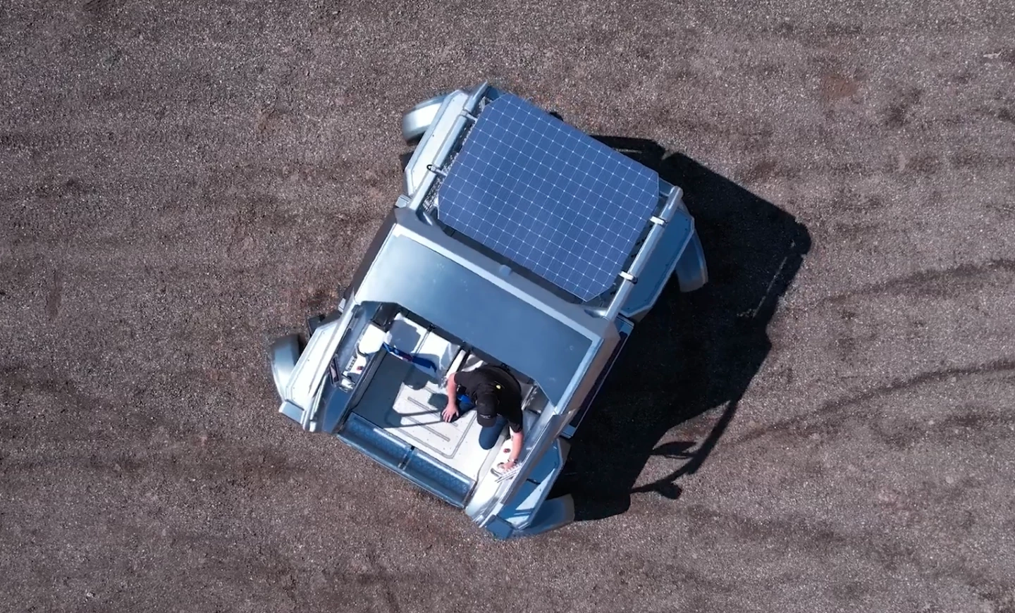 Se čtyřmi individuálně napájenými a řízenými koly bude Lunar Outpost LTV schopen krabí chůze a otočení nulového bodu