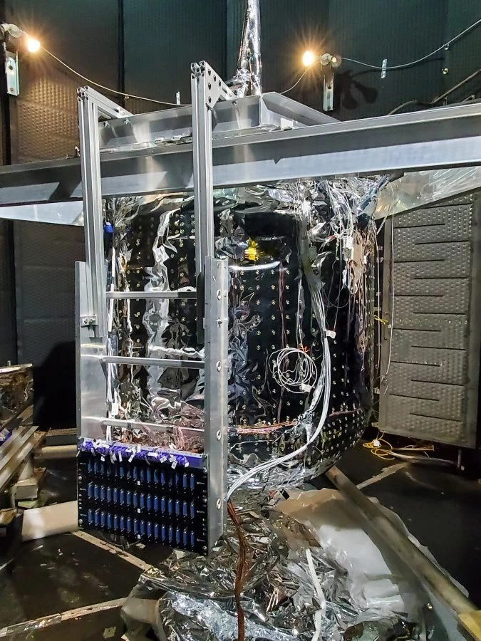 Kryo nádrž nainstalovaná ve vakuové komorní soupravě