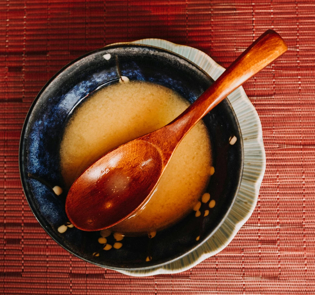 Jedním z nejběžnějších jídel vyrobených s miso pastou je jednoduchá lehká polévka s pažbou dashi