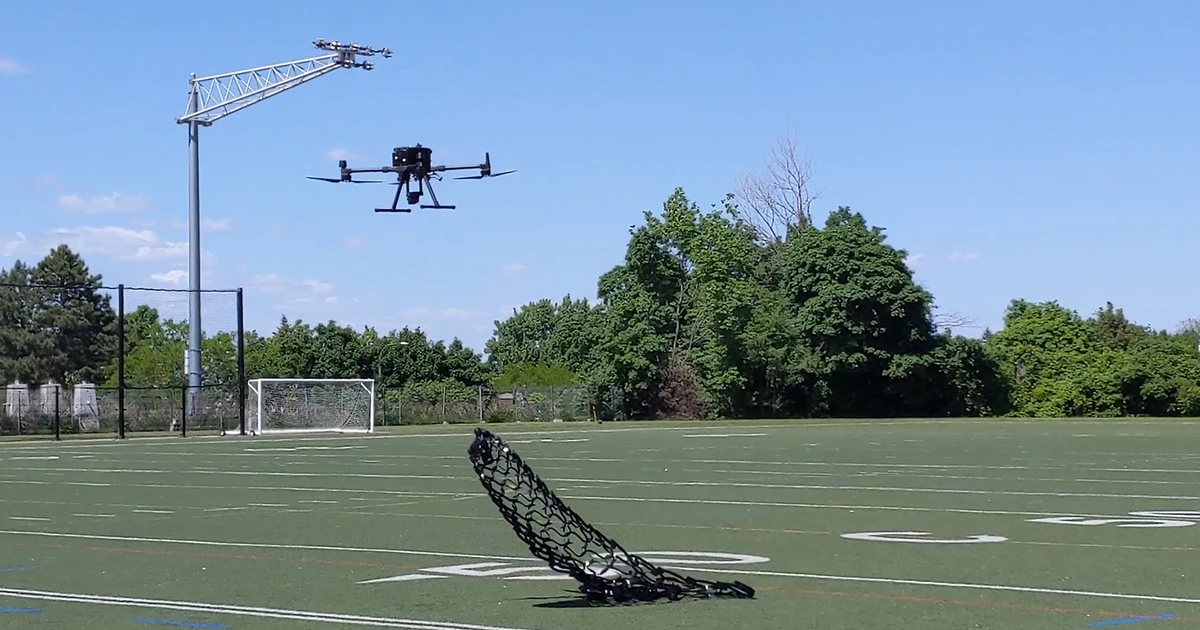 Vědci testovali několik prototypů svého padáku a ve svých experimentech svrhli ROM o výšku 200 stop desítek