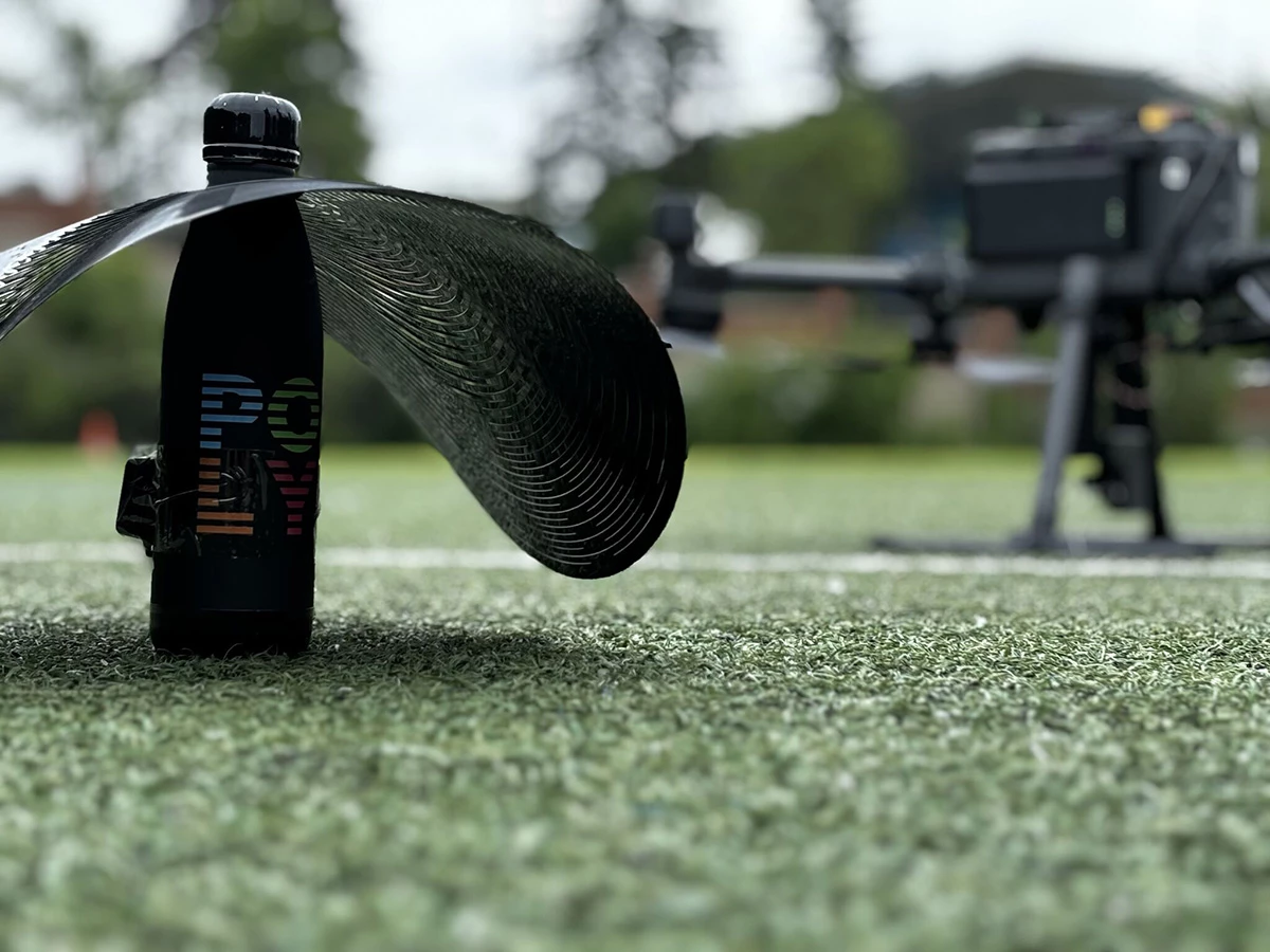 Padák, který je zde namontován na láhvi, může být levně vyráběn pomocí laserové řezačky a široké škály materiálů a nevyžaduje rozsáhlou sestavu