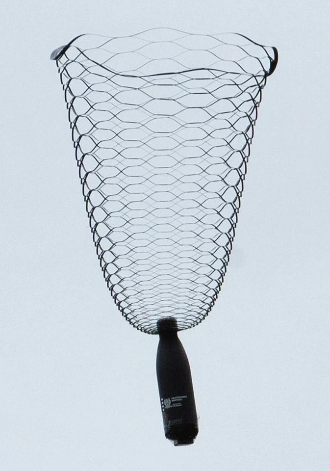 Vzduchová protéká nataženými štěrbinami v padáku, aniž by způsobila chaotický tah a umožňuje přistání užitečného zatížení blízko zamýšleného cíle