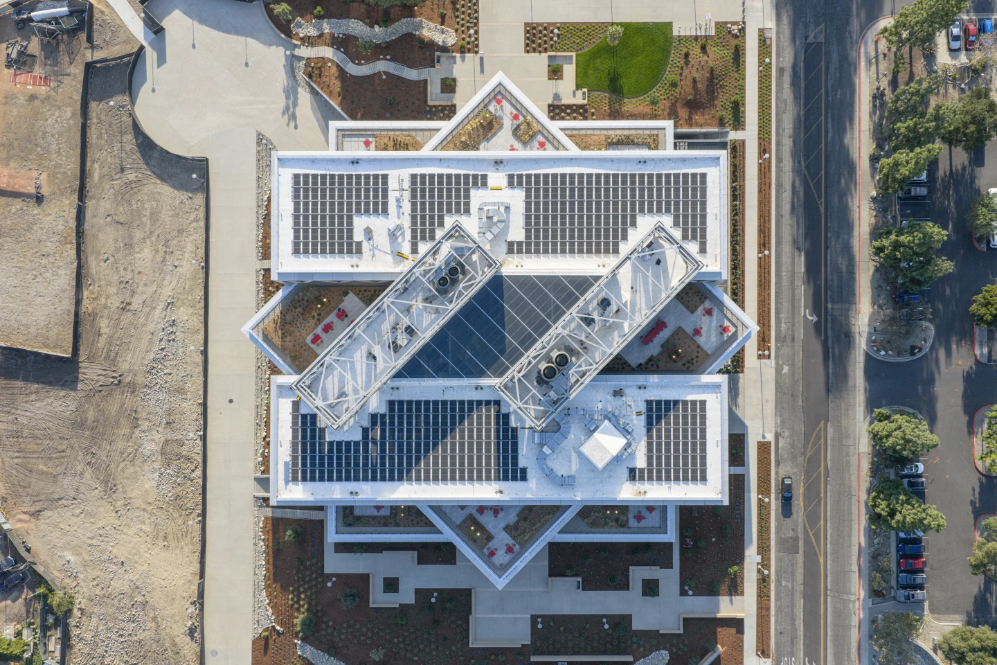 Centrum Claremont McKenna College Robert Day Sciences má na své střeše velké pole solárního panelu, které snižuje využití energie založené na mřížce