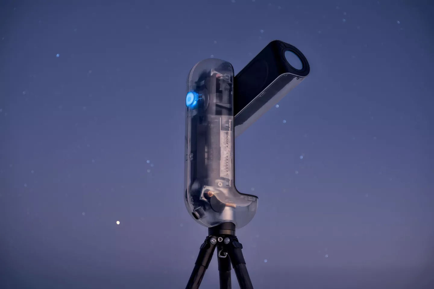 "X_edice vzdává hold inženýrům, jejichž odbornost a odhodlání přinesly inovaci inteligentního dalekohledu k životu a inspirovali novou éru amatérské astronomie. Jeho transparentní Shell představuje přesnost, inovace a řemeslné zpracování, které vedli Vaonis od svého založení v roce 2016"