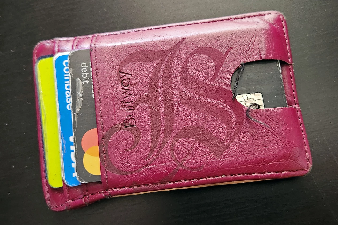 Dal jsem své iniciály na svou levnou, falešnou koženou peněženku. Trvalo to asi 40 sekund