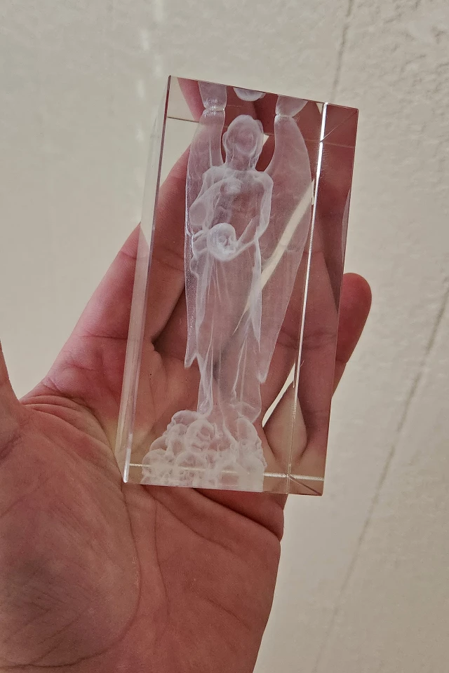 Vyrytí trvalo téměř přesně hodinu "anděl smrti" do krystalu. Byl to velmi podrobný soubor STL. Výsledky vypadají OPRAVDU cool