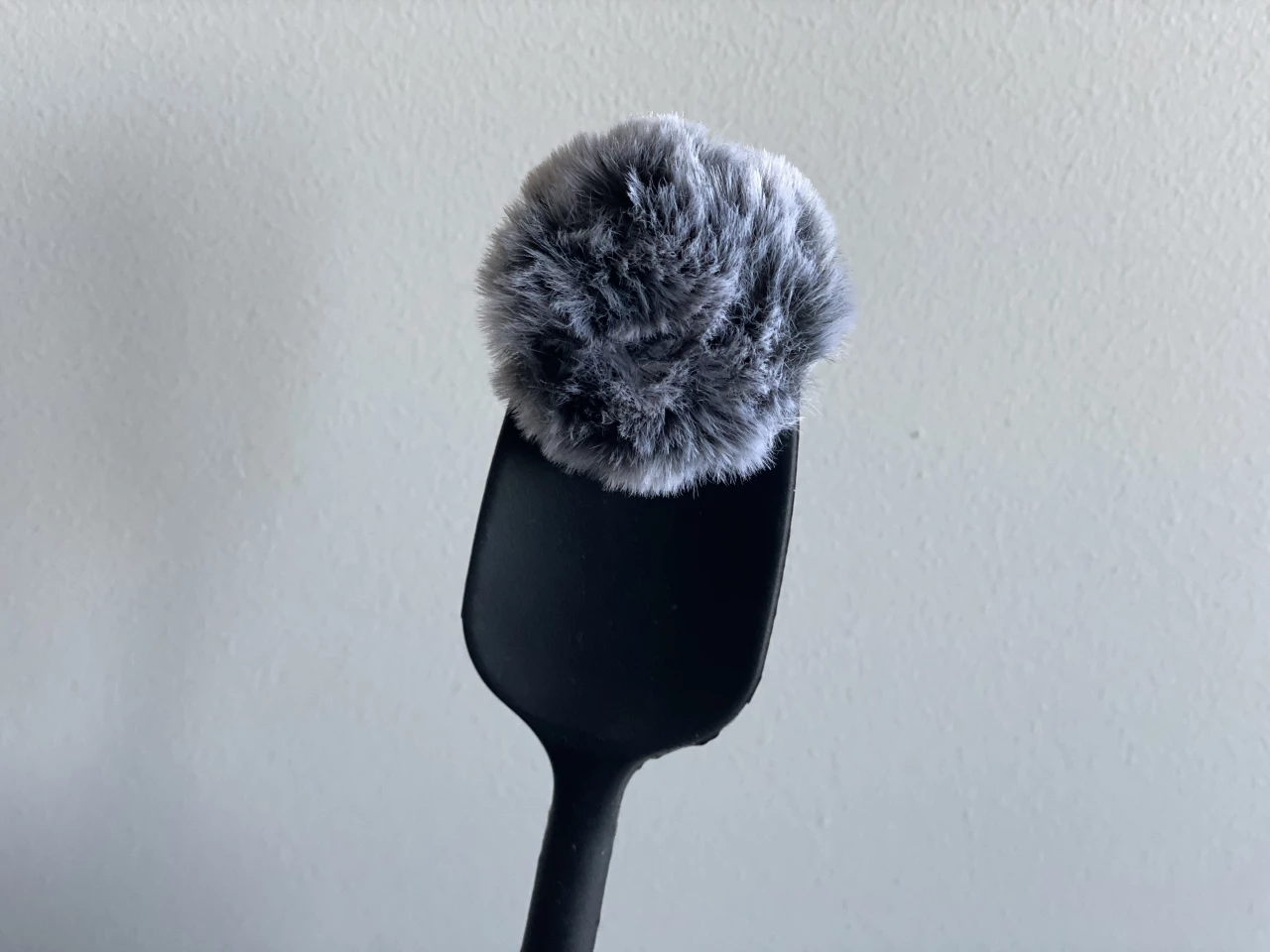 Silné magnetické klipy mikrofonů umožňují připevnit záznamové zařízení nejen na oblečení