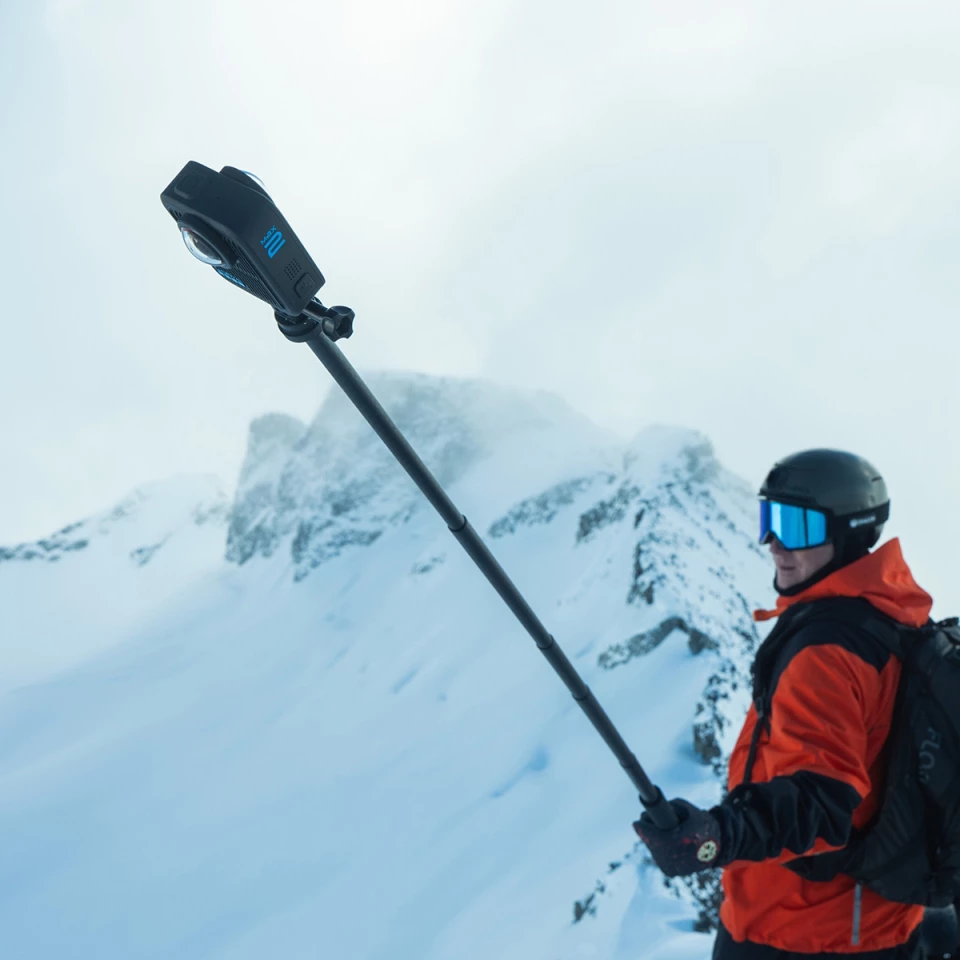 GoPro říká, že přiložená baterie Max2 je navržena pro použití při extrémně nízkých teplotách, takže ji můžete šťastně vzít na zimní výstupy a lyžařské výlety.
