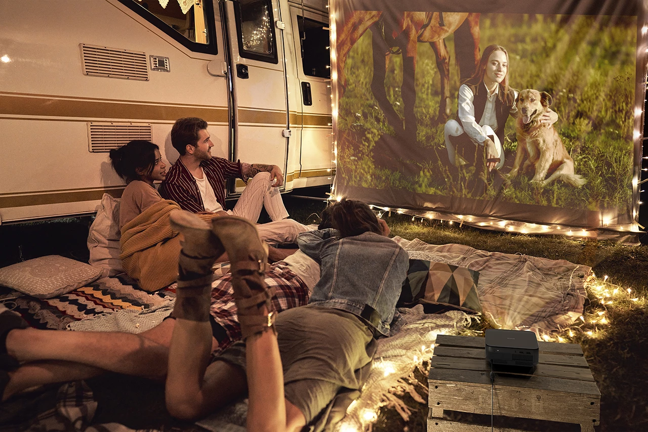 Projektor Lifestudio Pop poskytující zábavu ve 4K nebo 1080p na dvoře, i když budete muset započítat napájení ze sítě