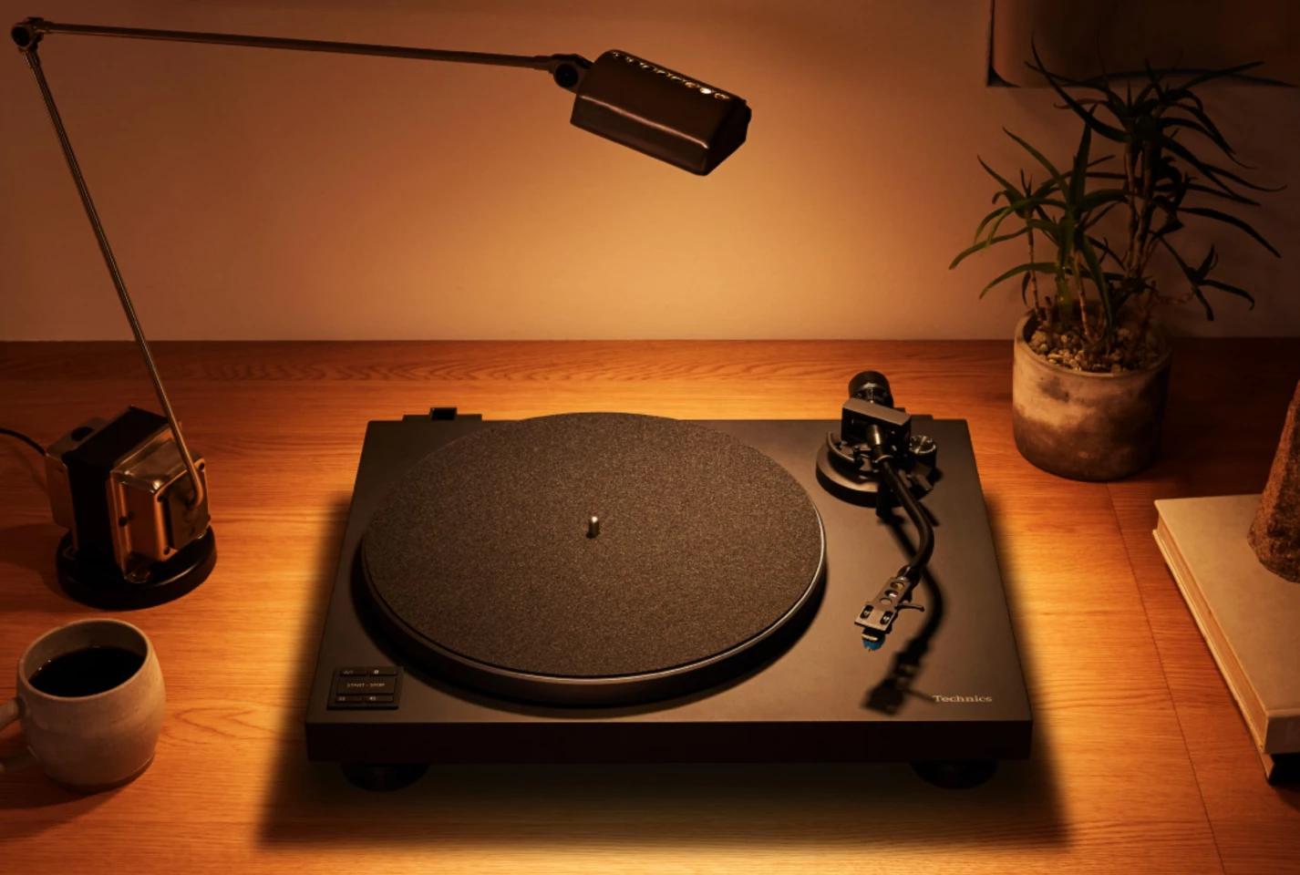 Gramofon s přímým pohonem může točit vinyl při 33 nebo 45 otáčkách za minutu (ačkoli verze s kabelem přidává 78 otáček za minutu)