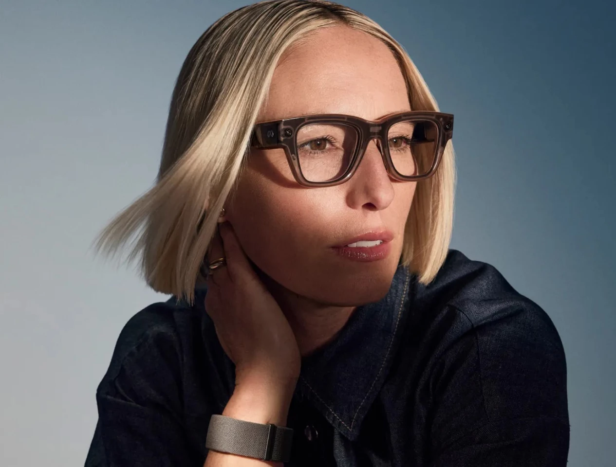 I přes všechny ty technologie uvnitř vypadají brýle hodně jako běžný pár