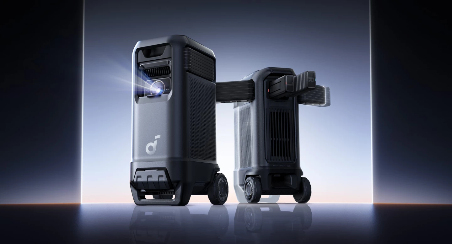 Tri-laserový projektor Soundcore Nebula X1 Pro 4K a audio systém s prostorovým zvukem jsou uzavřeny v krytu s krytím IP43, který zahrnuje kolečka a teleskopickou rukojeť pro snadné polohování.