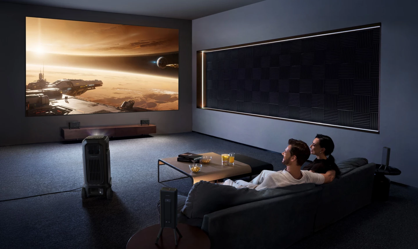 Soundcore Nebula X1 Pro je vhodný i pro vnitřní použití a nabízí výkonný zvukový systém 7.1.4, který obsahuje čtyři bezdrátové satelitní reproduktory.