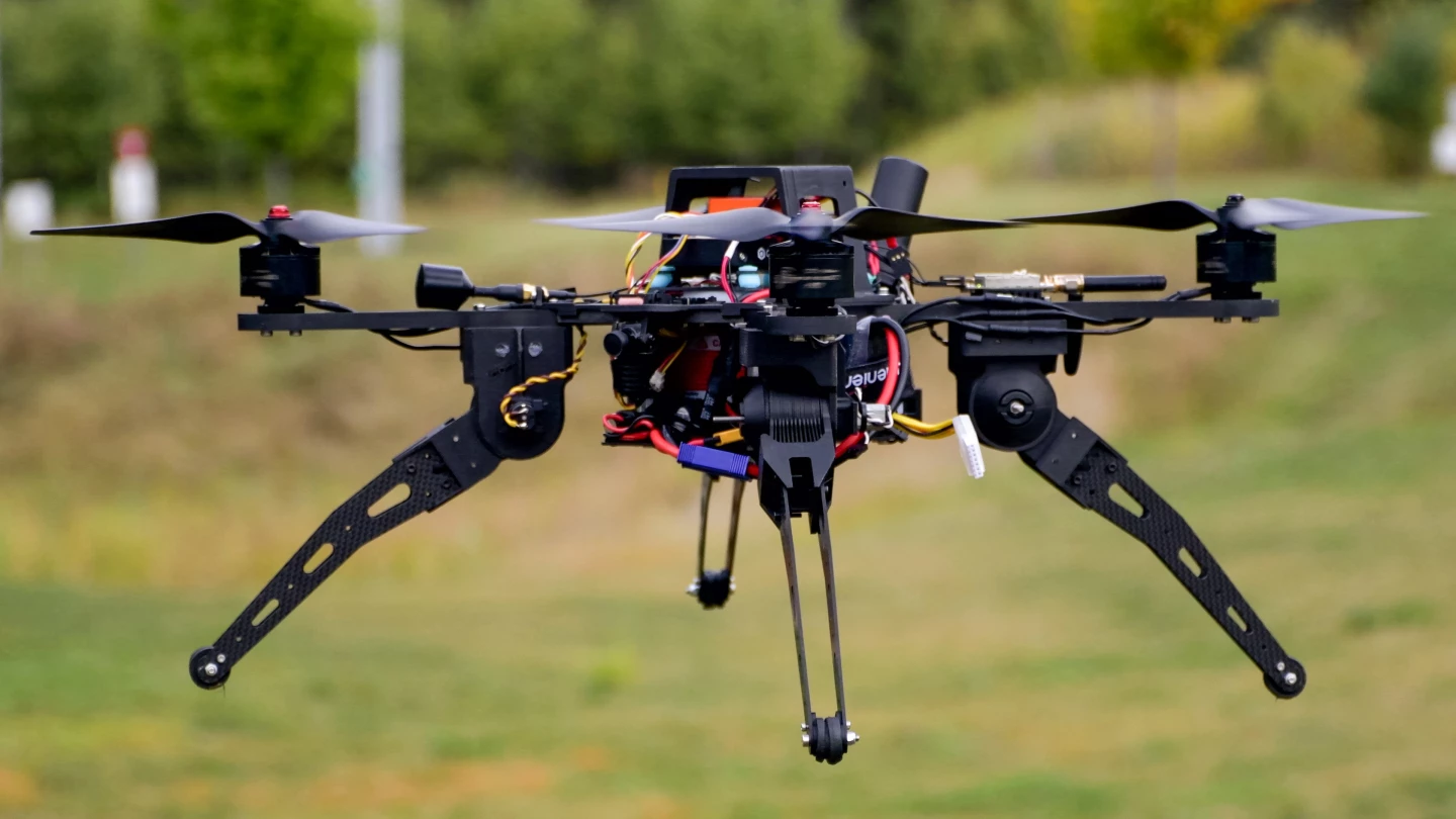 Drone Dart má ve své nohám tření tlumiče tření