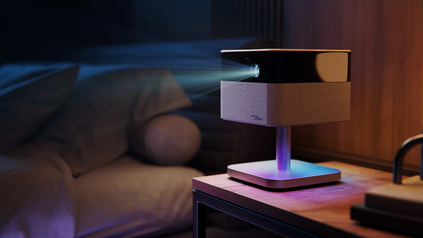 Lifestudio Flex Plus nabízí RGB LED ambientní osvětlení, 4K Pro-UHD obraz, všestranný naklápěcí/otočný stojan a zvuk od Bose.