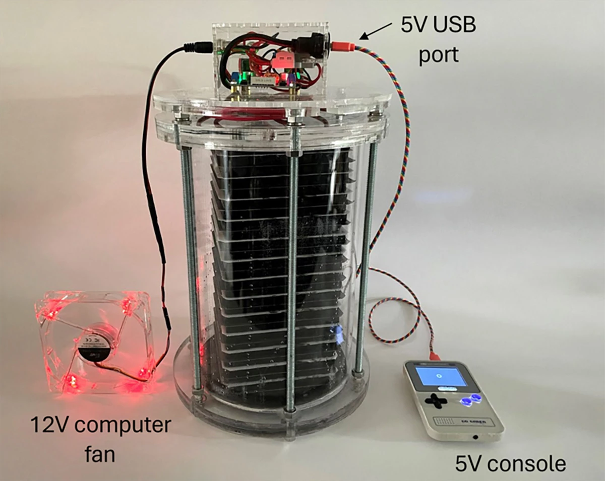 Prototyp Supercapacitor EC3, vyrobený stohováním elektrod EC3 sendviče porézními separátory namočenými v elektrolytu, viděn pohánění počítačového ventilátoru a herní konzole