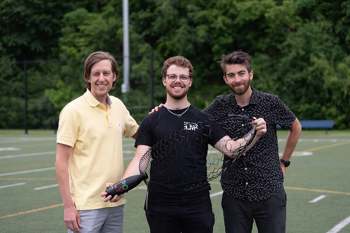 Vědci Frédérick Gosselin (vlevo), Danick Lamoureux (Middle) a David Mélançon (vpravo) s prototypem jejich plastového padáku vzorovaného Kirigami