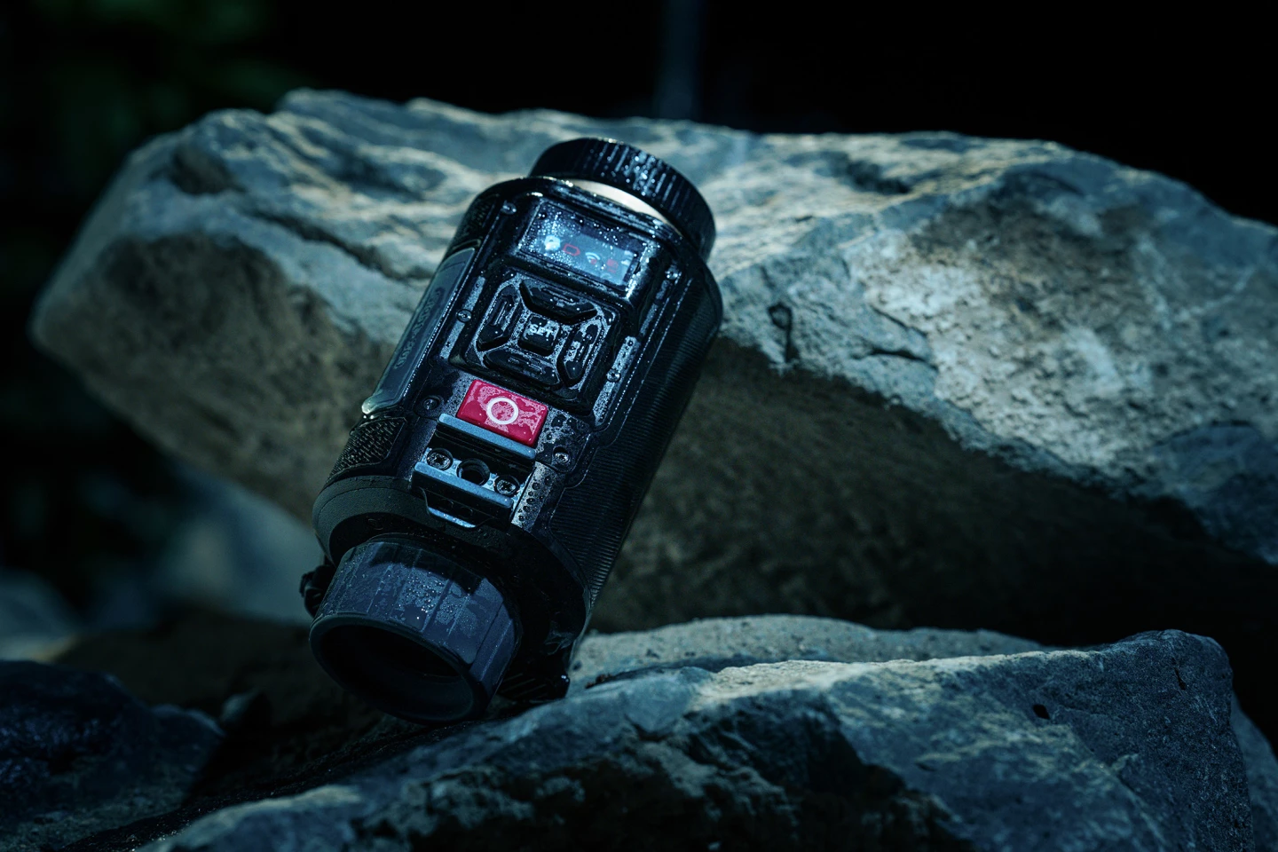 Díky stupni krytí IP65 se nebudete muset obávat, že vás Akaso Sight-300 zklame, pokud se dostanete do bouřky.