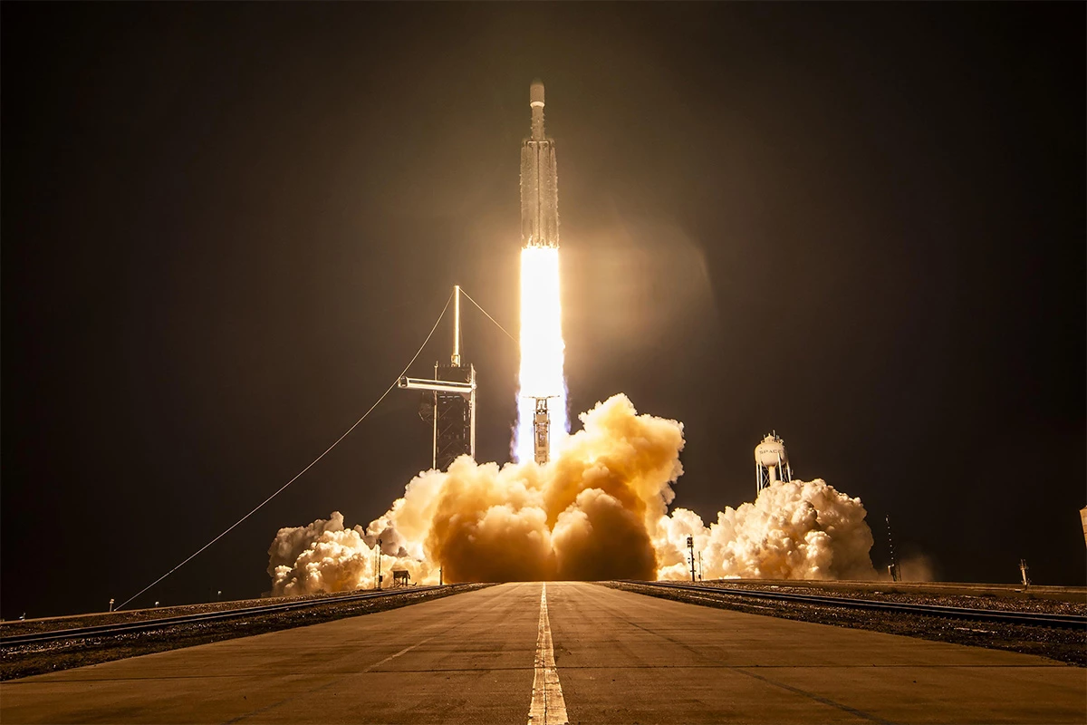 SpaceX Falcon Heavy Rocket začíná s X-37B na palubě z Kennedy Space Center v prosinci 2023