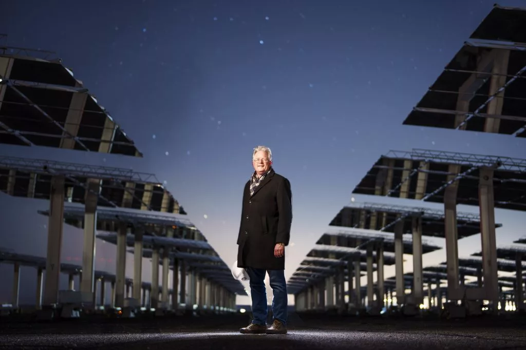 John Sandusky stojící mezi heliostaty