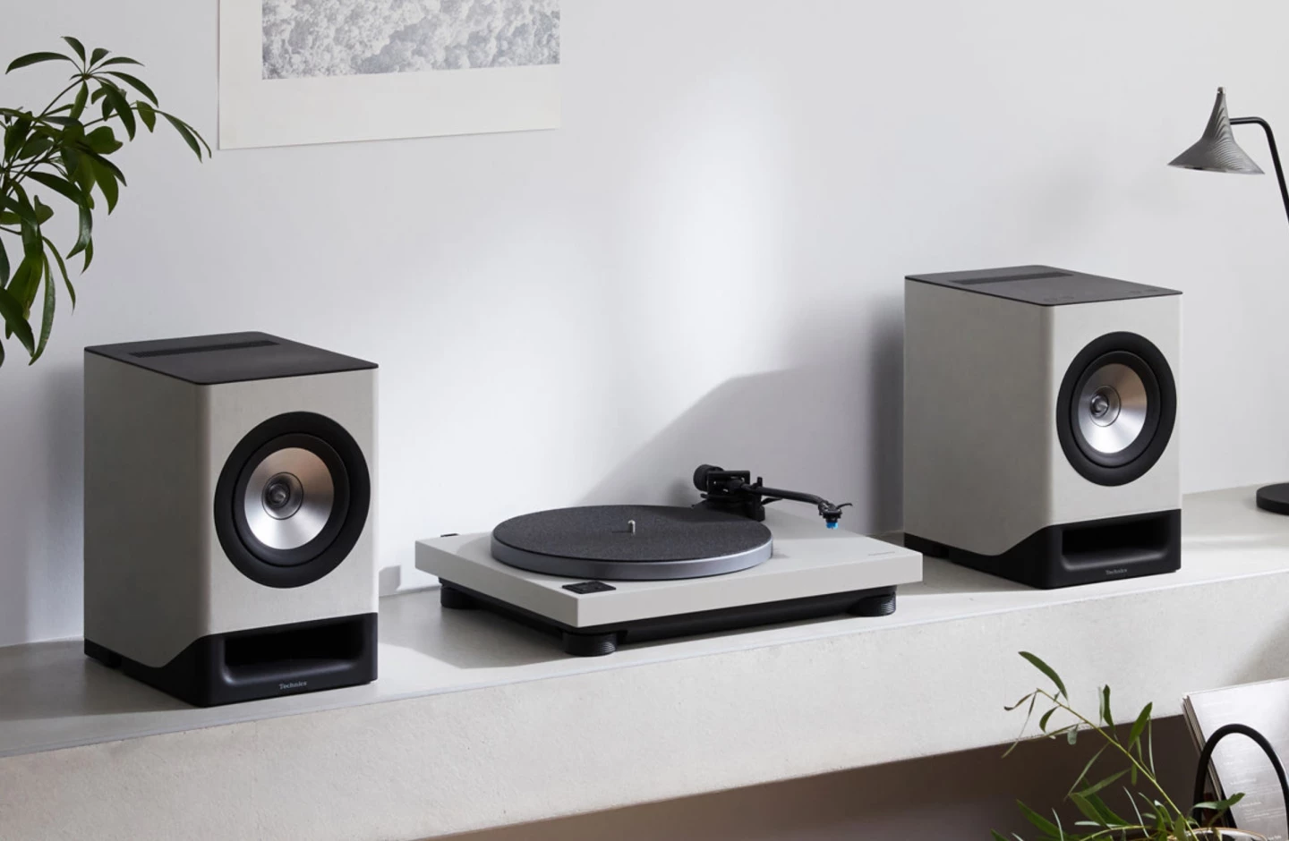 Posluchači se mohou rozhodnout pro bezdrátovou komunikaci díky připojení Bluetooth s aptX Adaptive a podporou kodeků SBC