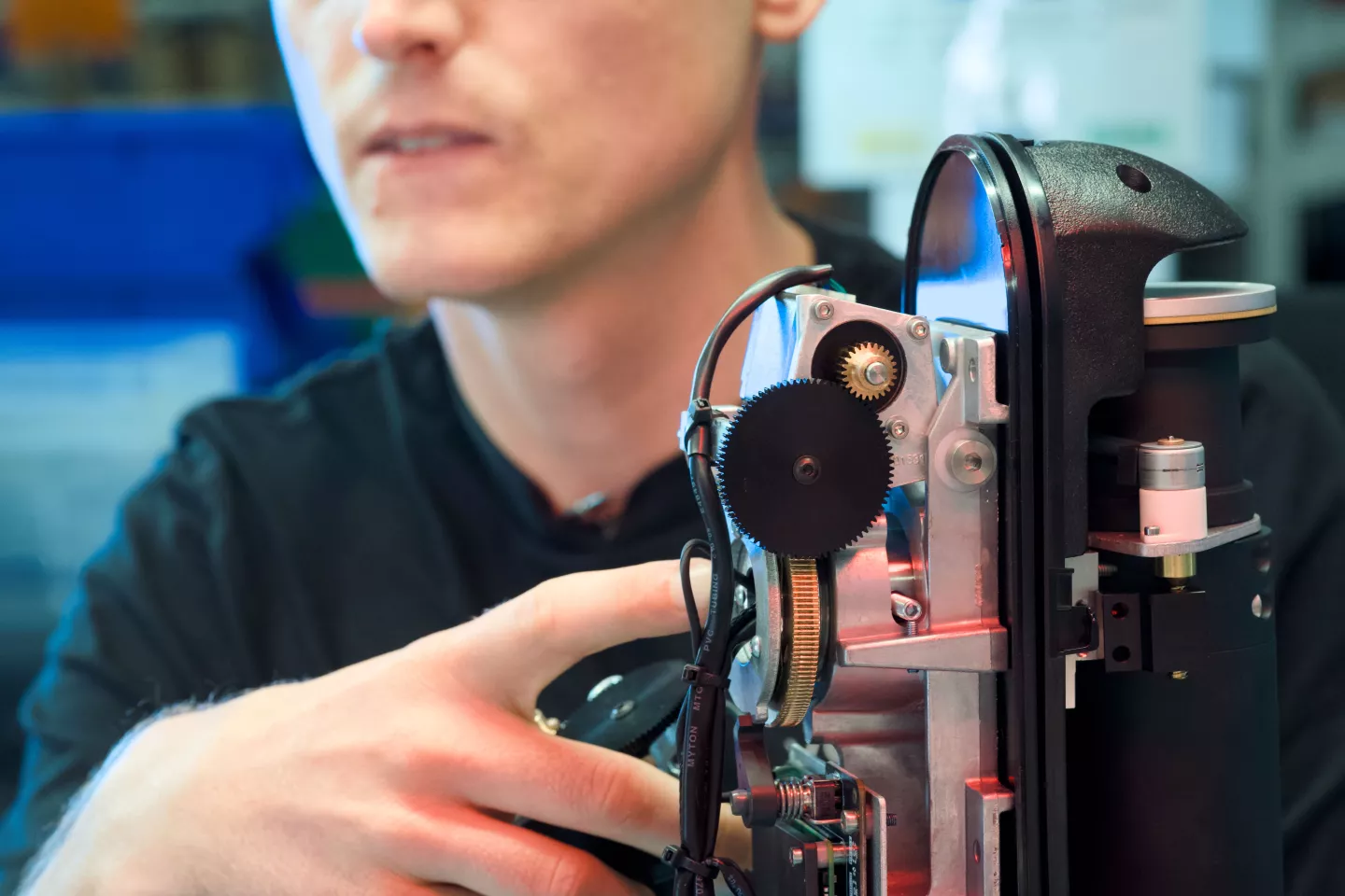 "Skládá se z 216 komponent - od nejmenšího šroubu po vnější skořepinu - Vespera je postavena tak, aby odolala vlhkosti, větru, teplotním změnám a častému transportu. Dalekohled zůstává za všech podmínek robustní a přesný a zaručuje dokonalé vyrovnání pro přesná pozorování, stabilní astrofotografii s dlouhou expozicí, delší životnost produktu a sníženou údržbu"