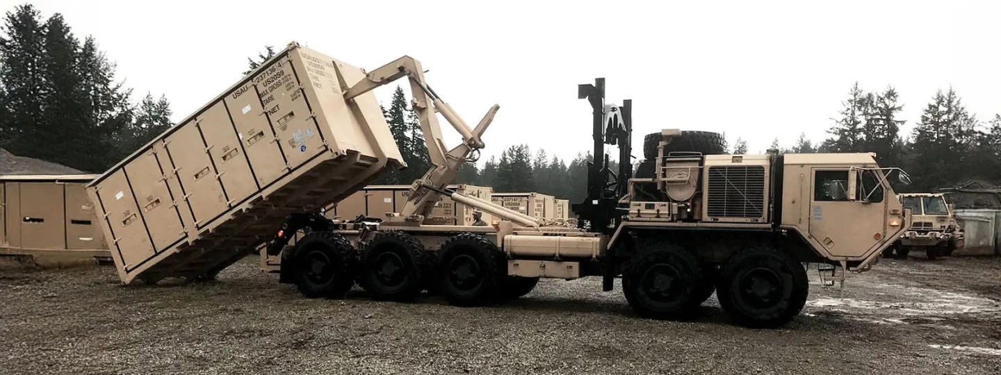 Bez opuštění kabiny může operátor PLS načíst nebo vyložit kamion a přívěs za méně než pět minut