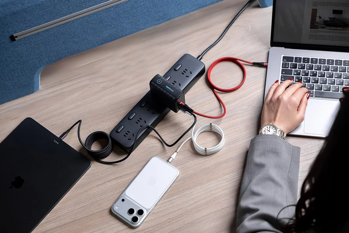 Solly je jak powerbanka schopná provozovat váš notebook a další zařízení, tak i adaptér