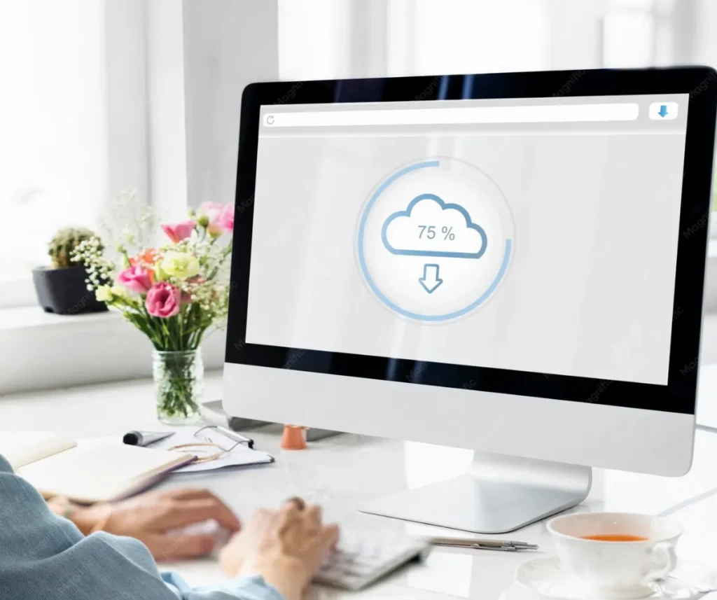 Počítač s ikonou cloudového úložiště na pracovním stole