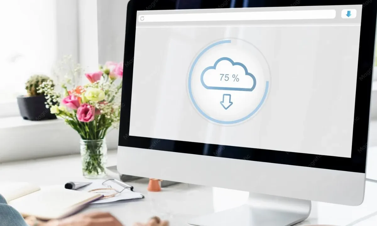 Počítač s ikonou cloudového úložiště na pracovním stole