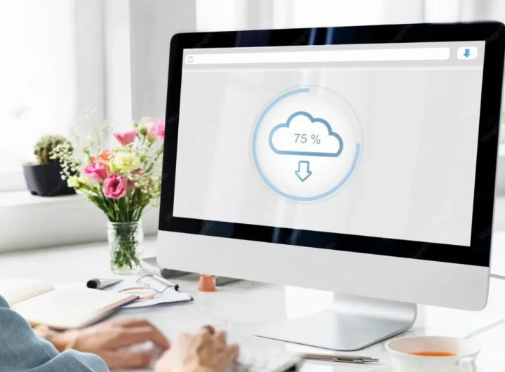 Počítač s ikonou cloudového úložiště na pracovním stole
